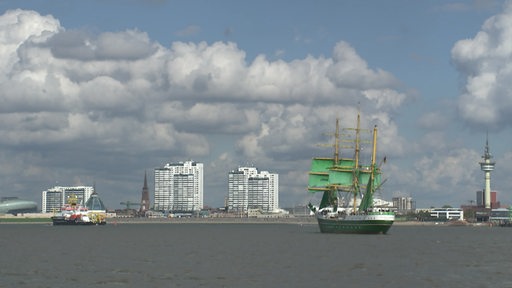 Das Boot Alexander von Humboldt Zwei fährt auf der Weser in Bremerhaven. 