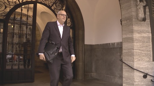 Bremens Bürgermeister Andreas Bovenschulte vor dem Rathauseingang.