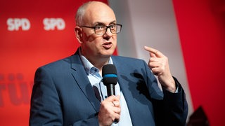 Bremens Bürgermeister Andreas Bovenschulte spricht bei einer Veranstaltung der Bremer SPD.