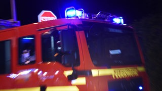 Ein Fahrzeug der Feuerwehr mit Blaulicht im Einsatz