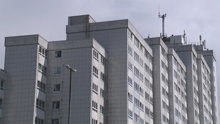 Hochhäuser vor grauem Himmel in Bremen