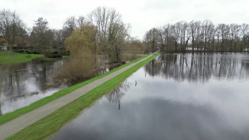 In Bremen-Borgfeld steht ein Deich fast bis zur Spitze unter Wasser.