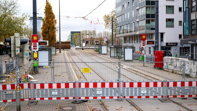 Die temporär geschlossene Straßenbahnhaltestelle vor der Bürgermeister-Smidt-Brücke in der Bremer Innenstadt. 