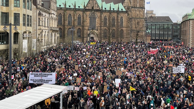 Auf dem Bremer Domshof sind zahlreiche Teilnehmer einer Demonstration gegen Rechtsextremismus versammelt.