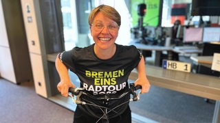 Moderatorin Karharina Guleikoff auf dem Fahrrad