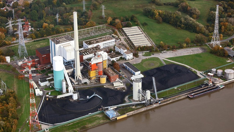 Blick von oben auf das Kohlekraftwerk in Bremen-Farge an der Weser.