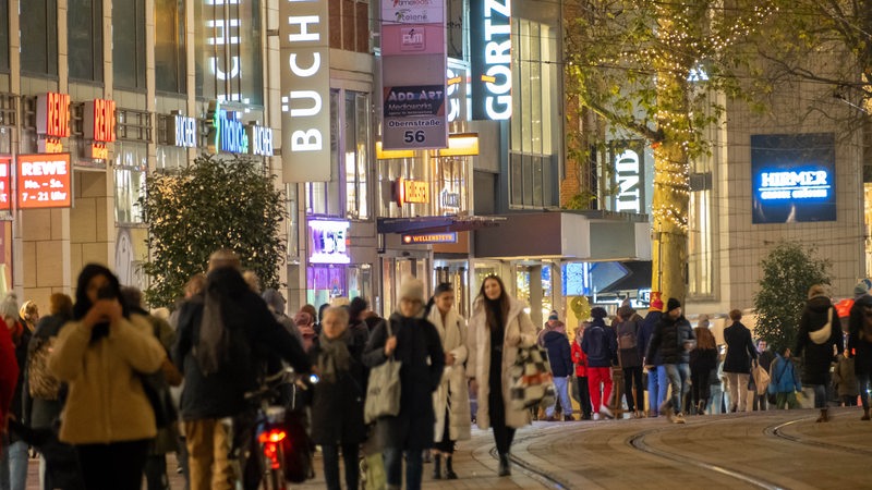 Passanten laufen auf der Obernstraße in Bremen