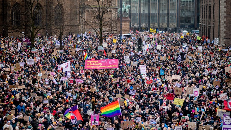 Zahlreiche Menschen demonstrieren auf dem Domshof gegen Rechtsextremismus. 