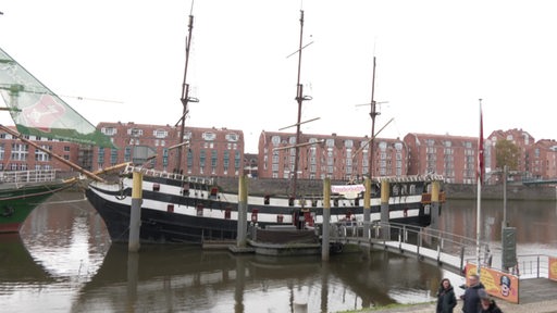 Das Pannekoekship liegt in der Weser an seinem Anlieger an der Schlachte