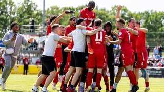 Die Spieler des FC Oberneuland bejubeln ihren Sieg im Bremen-Pokal.