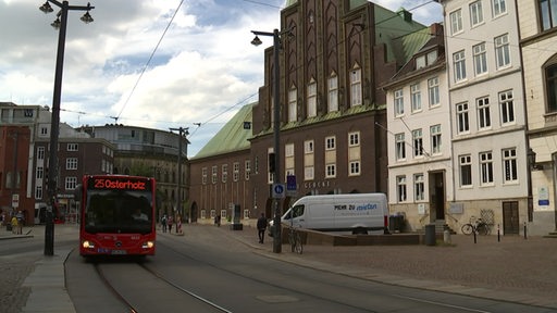 Die Glocke an der Domsheide mit Busverkehr.