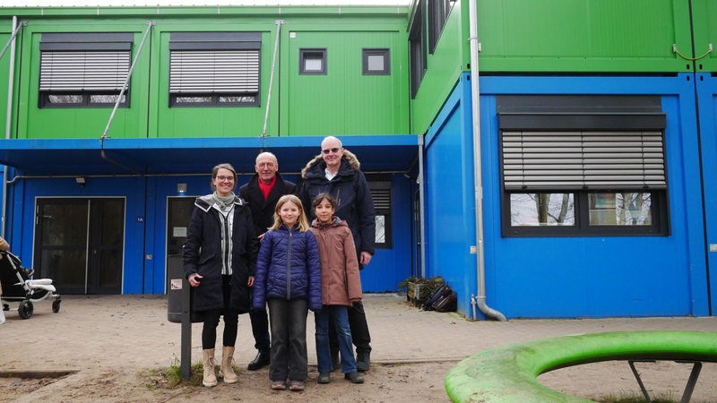 Das Seniorpartner in School Team steht auf dem Pausenhof 