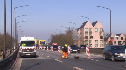 Mehrere Autos passieren eingeschränkt, einspurig die aktuelle Baustelle auf der Stephanibrücke