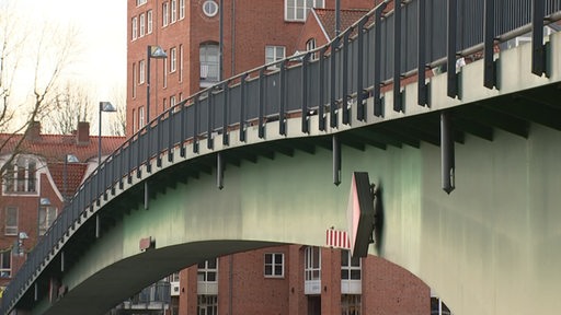 Blick auf die Bremer Teerhofbrücke über der Weser in Bremens Stadtkern