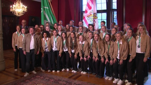 Die Frauen-Fußballmannschaft von Werder Bremen posiert mit Bovenschulte im Rathaus