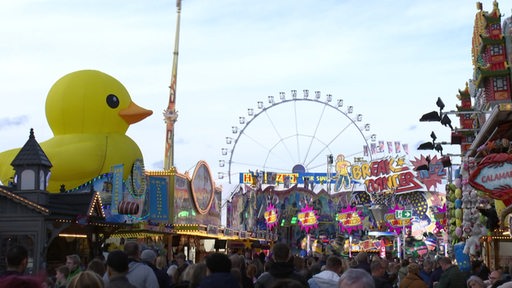 Der bremer Freimarkt mit vielen Ständen und bunten Karussells.