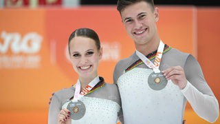  Palmira Seeger-Suarez  und Paul Turbanow mit der Goldmedaille.