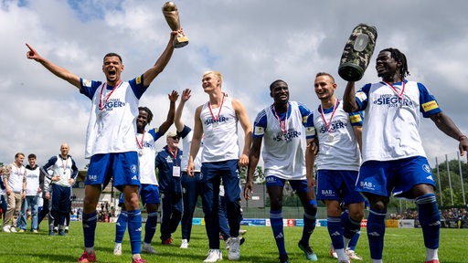 Die Spieler des Bremer feiern den Gewinn des Lotto-Pokals.