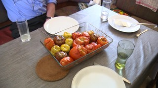 Ein bunter Tomatenteller in einer Auflaufform.