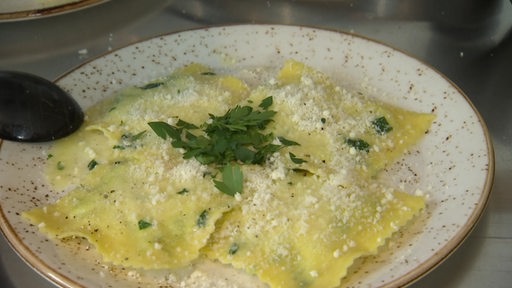 Ein Teller mit Bärlauch-Zitronen-Ravioli.