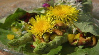 Der Bremer Teller mit Spargel, Gemüse und wilden Blumen. 