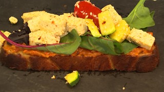 Eine vegan belegte Toastbrotscheibe.