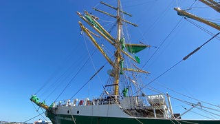 Auf der "Alexander von Humboldt II" hängen die Rahen schief.