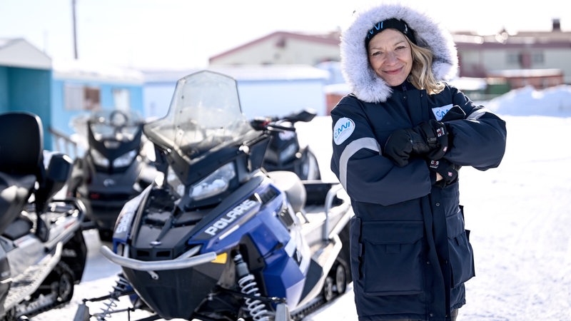 Antje Boetius, Meeresbiologin und Leiterin des Alfred-Wegener-Instituts in Bremerhaven, steht in Tuktoyaktuk in der Arktis.