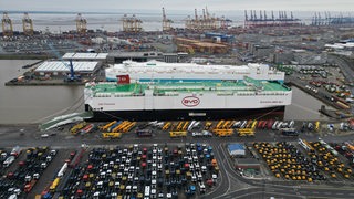 Der Autofrachter "BYD Explorer No.1" liegt mit 3000 Neuwagen an Bord in Bremerhaven im Auto-Terminal der BLG.