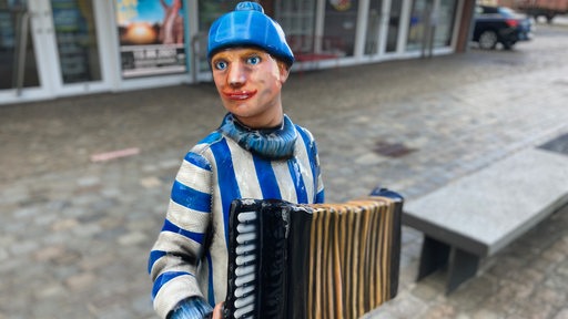 Skulptur: ein Seemann mit Akkordeon