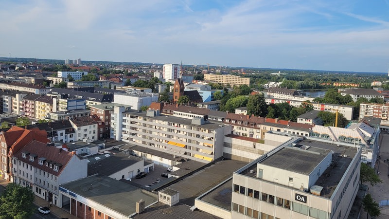 Blick auf ein Stadtpanorama.