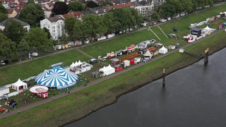 Das blaue Zirkuszelt der Breminale steht auf dem Osterdeich in Bremen.