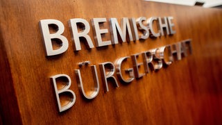 Bremen: Ein Schriftzug hängt an einem Rednerpult im Plenarsaal der Bremischen Bürgerschaft.