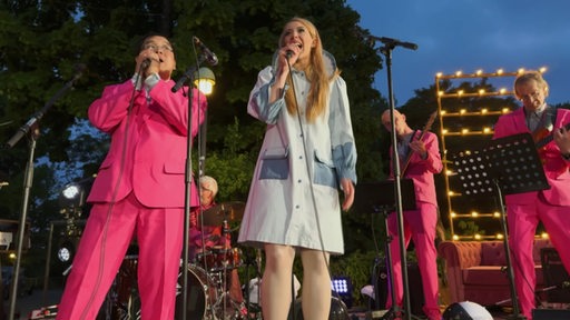 Zwei Darsteller des Bremer Theater singen auf der Bühne