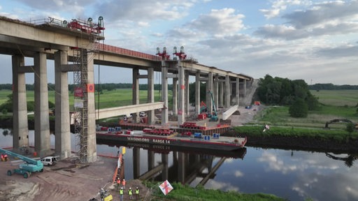 Rückbauarbeiten der Autobahnbrücke über die Hunte.