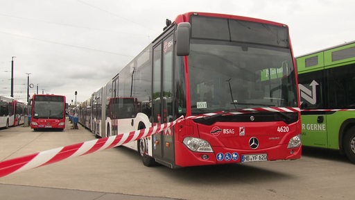 Busse der BSAG, eingezäunt mit Absperrband.