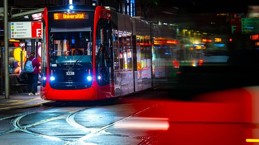 Eine Straßenbahn steht an der Haltestelle Hauptbahnhof.