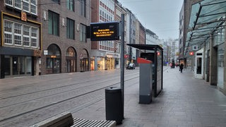 In der Bremer Obernstraße steht auf der BSAG-Anzeige, dass heute ein Streik stattfindet.