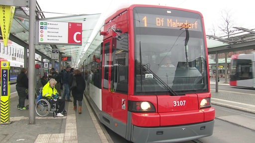 Es ist eine Straßenbahn von der BSAG zu sehen.