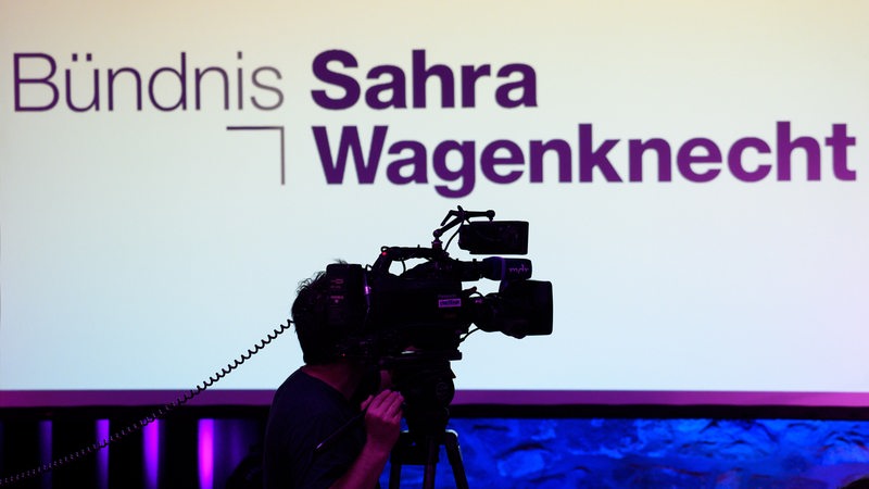 Eine Kamera steht nach dem Parteitag vom "Bündnis Sahra Wagenknecht" (BSW) vor einer Leinwand auf der "Bündnis Sahra Wagenknecht" zu lesen ist.