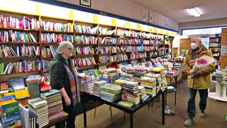 Der Bücherladen Leuwer von innen mit vielen Bücherregalen.