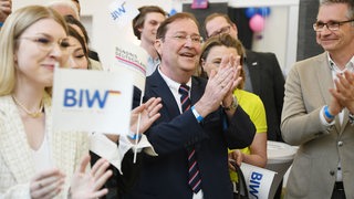 Piet Leidreiter (Mitte), Spitzenkandidat der Wählervereinigung Bürger in Wut, klatscht nach Bekanntgabe der ersten Prognose für die Wahl zur Bremischen Bürgerschaft bei der Wahlparty der Wählervereinigung Bürger in Wut.