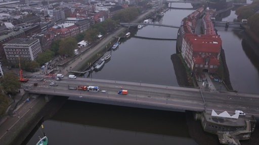 Eine Luftaufnahme der gesperrten Bürgermeister Smidt Brücke