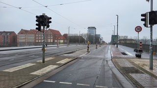 Das Foto zeigt die Fahrbahn einer Brücke und die Überbleibsel einer Baustelle.