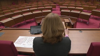 Bürgerschaftspräsidentin Antje Grotheer mit der Hand an der Glocke, die zum Einsatz kommt, wenn Grenzen überschritten werden.