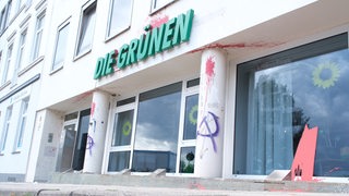 Das Büro der Grünen nach einer Farbattacke in Bremen