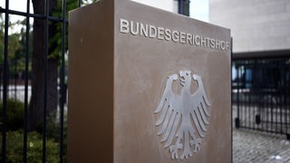 Ein Hinweisschild mit Bundesadler und der Aufschrift Bundesgerichtshof.