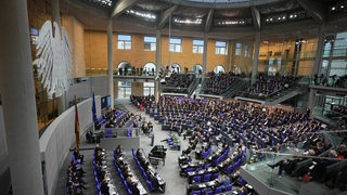 Der Bundestag in Berlin ist bis auf den letzten Platz besetzt.