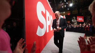 Olaf Scholz verlässt die Bühne nach seiner Rede auf der SPD Wahlparty