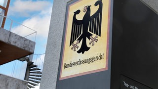 Nahaufnahme vom Briefkasten des Bundesverfassungsgerichts in Karlsruhe